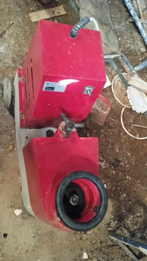 Machine de ponçage et une dameuse