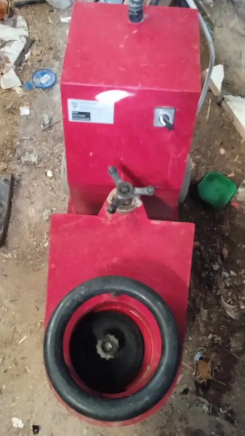 Machine de ponçage et une dameuse