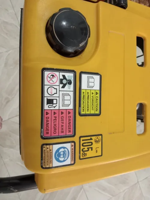 Machine de ponçage et une dameuse