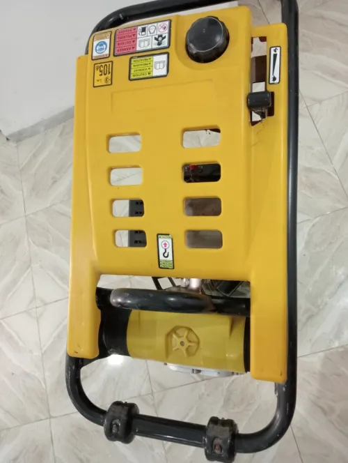 Machine de ponçage et une dameuse