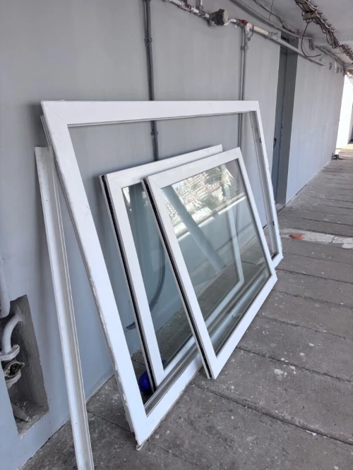 Fenêtre coulissante, PVC, double vitrage, verre légèrement teinté. L240x H146
