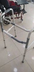 DÉAMBULATEUR ADULTE EN ALUMINIUM SANS ROUES