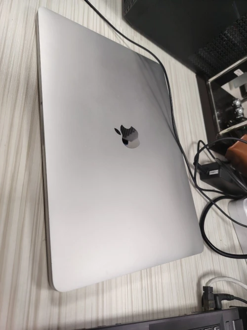 Macbook pro touchbar 2018 ramené des usa cycle de charge 40