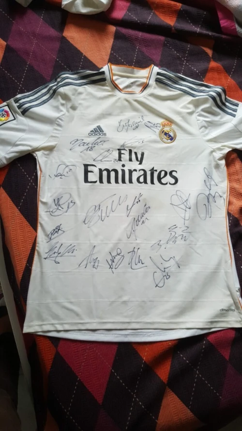 maillot de ronaldo sigme par toute l'equipe , saison 2013