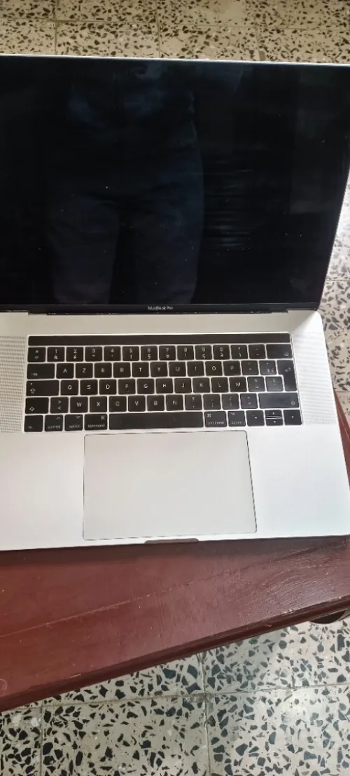 MacBook pro 2017 touch bar 15.4