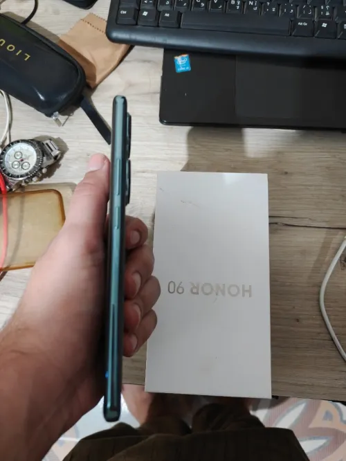 Honor 90