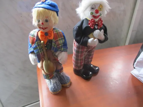 je vend 02 poupées clowns en porcelaine pour collectionneur adulte
