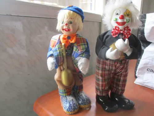 je vend 02 poupées clowns en porcelaine pour collectionneur adulte