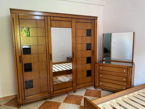 Chambre à coucher bois rouge 