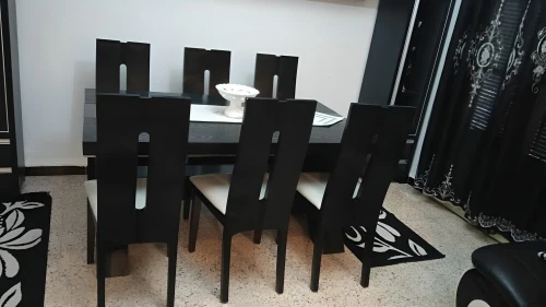 Salon noir et blanc , trois fauteuils , deux tables de salons , chaises