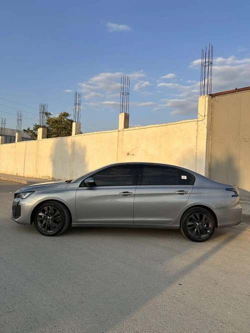 Peugeot 408 2025 Sidan