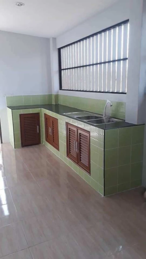 Travaux de réalisation de cuisine en maçonnerie, salles de bains et escaliers, pose de faïences.