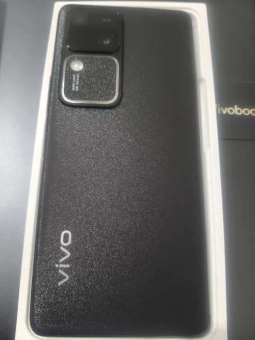 VIVO V30
