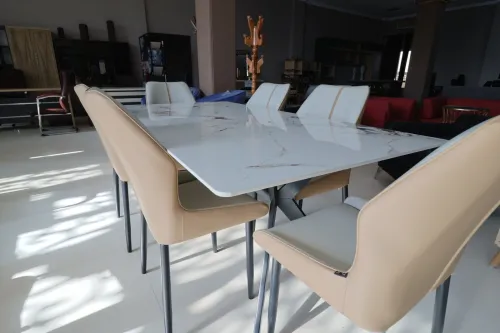 Table à manger effet marbre blanc avec chaises beige *Design moderne et élégant*