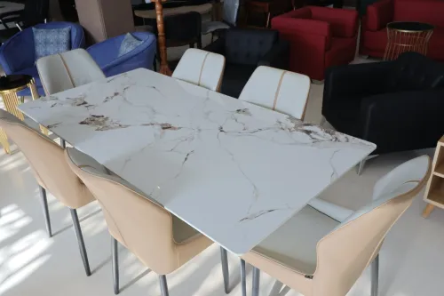 Table à manger effet marbre blanc avec chaises beige *Design moderne et élégant*