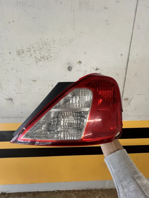 Feu arrière Nissan sunny modele N17 2014 Coté droite