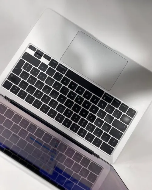 MacBook Air M3. Avec 24 Go de RAM (le maximum possible sur ce modèle) et 512 Go de SSD