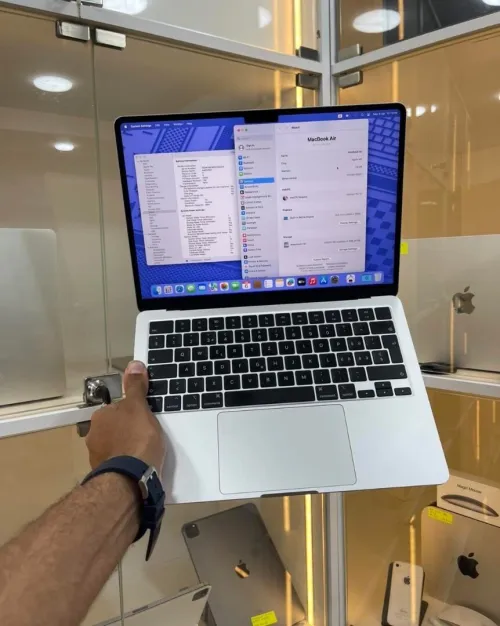 MacBook Air M3. Avec 24 Go de RAM (le maximum possible sur ce modèle) et 512 Go de SSD
