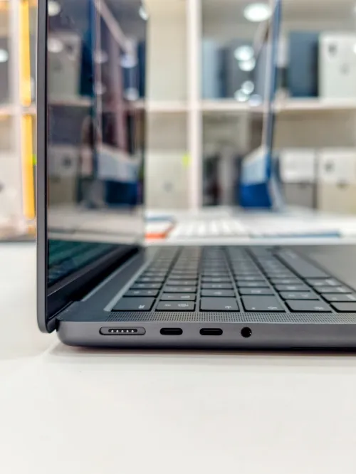 MacBook pro m5 24/1T