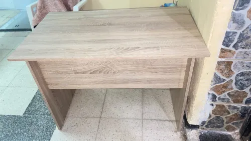 20 Tables Scolaires Pour Crèche Et école 15grand et 5 petit )et long table, un bureau et 2 tableux