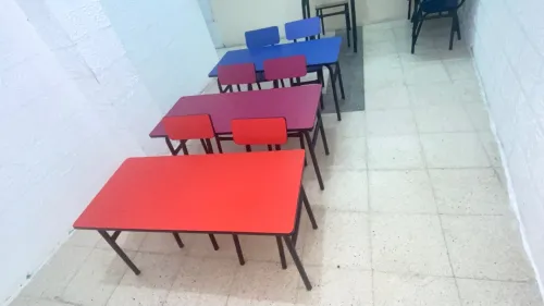20 Tables Scolaires Pour Crèche Et école 15grand et 5 petit )et long table, un bureau et 2 tableux