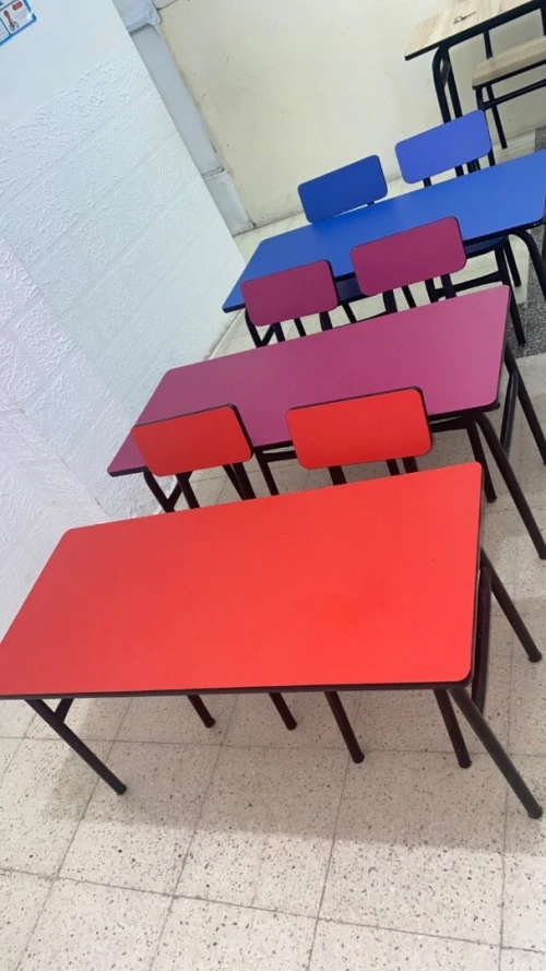 20 Tables Scolaires Pour Crèche Et école 15grand et 5 petit )et long table, un bureau et 2 tableux