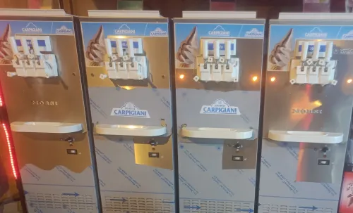 5 machine carpigiani  2 presentoir Armoir  2frigo  Sorbi 2 jus من افضل البيع معا