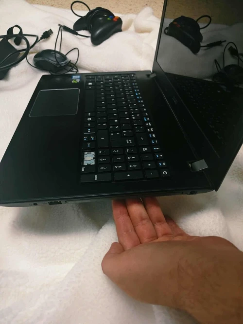Acer Aspire Intel  I5 7 éme gén 8 Go Ram  1 Terra SSD  Lecteur DVD  Ports USB , HDMI , type c ,.... 1h30 batterie Avec une souris et une manette  2 chargeurs  Fih 5 jeux  Très bon état