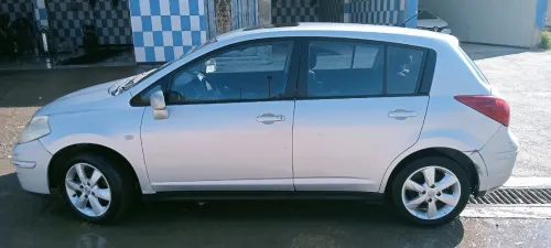 Nissan Tiida 5 portes 2010 Tiida 5 portes