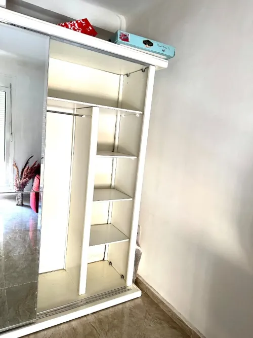 Armoire en bois rouge porte coulissante 