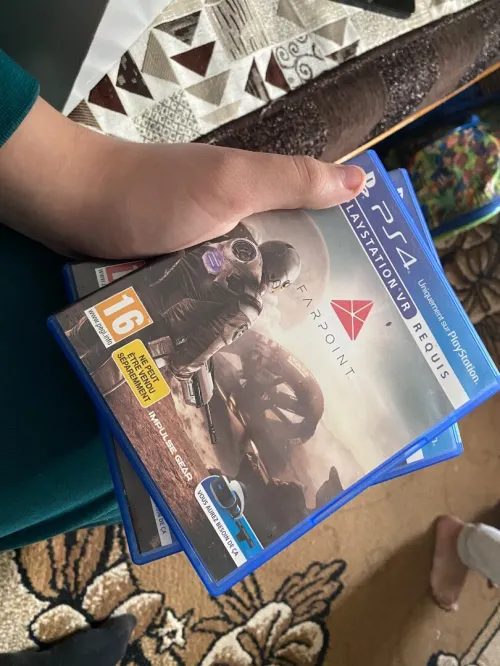 Vr ps4 مع سلاح و كاميرة غير ب 8 ملاين 