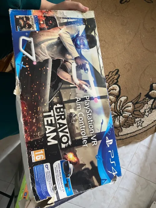 Vr ps4 مع سلاح و كاميرة غير ب 8 ملاين 