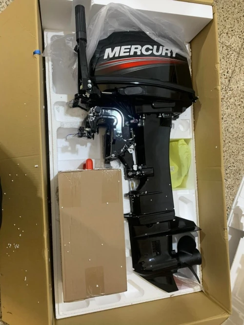 Barque avec moteur 30ch mercury sous emballage