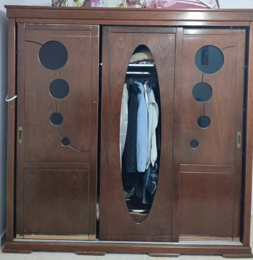 Armoire bois rouge 