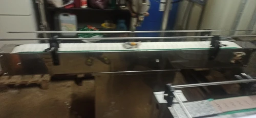 Remplisseuse automatique pneumatique 1 bec avec capteur ! Cylindre 1.25 litre Capacité 2000 kg jours ! Avec tapis rallonge et petite table réceptionniste ! Avec bouchonneuse semi automatique ! Tél  !