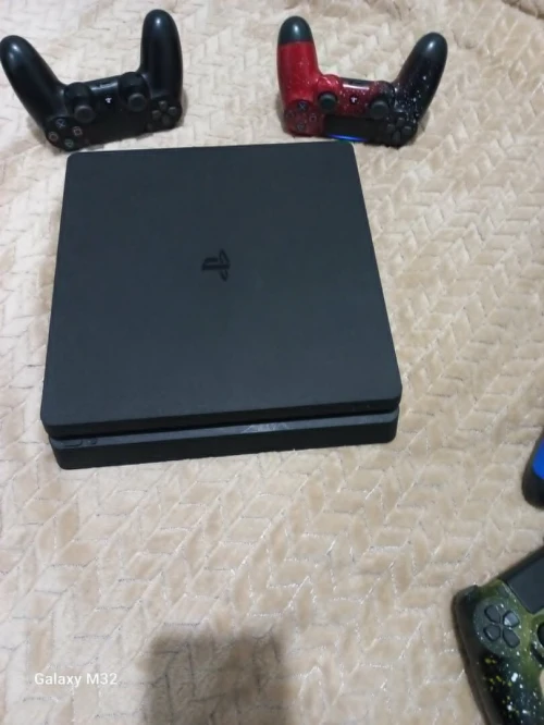 A vendre 03 Playstation 04 slim avec 02 manettes originale pou chaque console