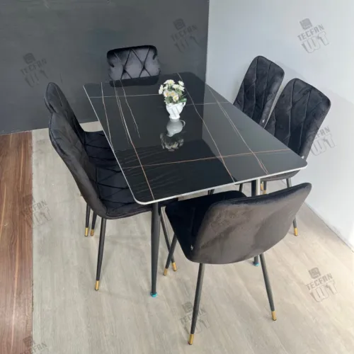 Table marbré avec 6 chaises capitonnées 
