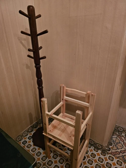 Table en bois avec 4 chaises et porte manteau