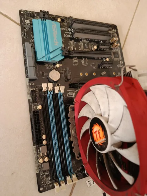 + Disque dur SSD + Écran Samsung S19B150N SyncMaster +  Carte mère ASRock Z97 + i5 + RAM