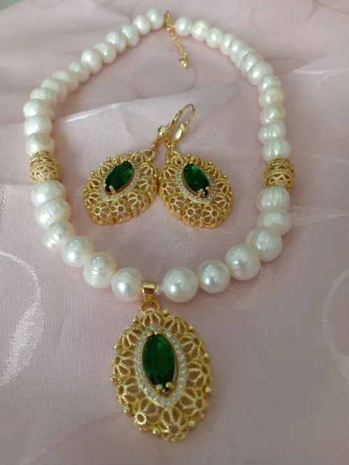 طاقم من الجوهر الحر والكريستال parure en perles de culture joher hor et plaqué or 
