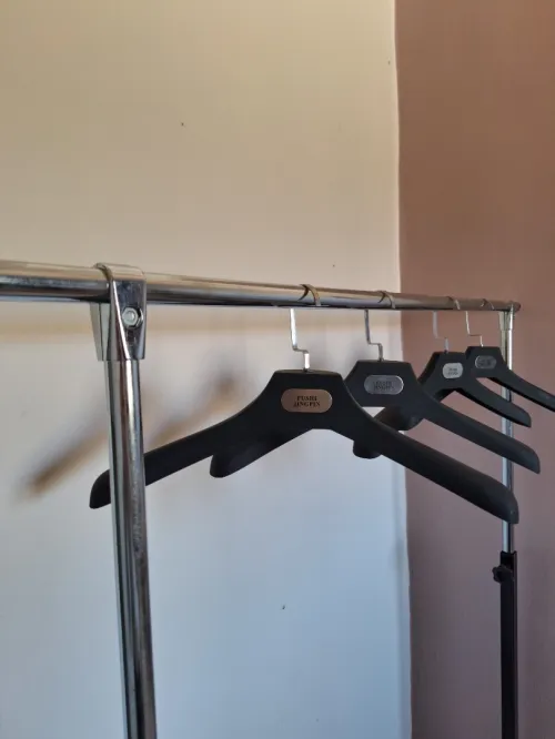 penderie pour vêtements ( علاقة ملابس )