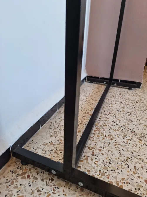 penderie pour vêtements ( علاقة ملابس )