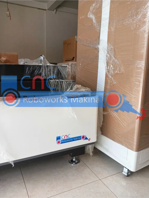 Machine de découpe CNC Laser Fibre ( avec Armoire de commande séparée )