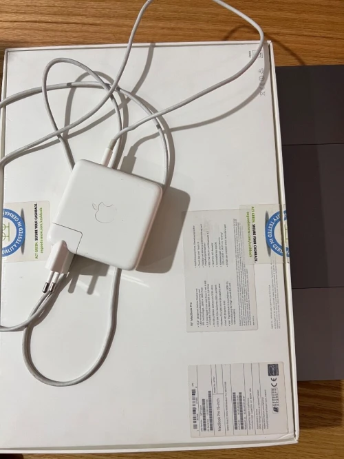 Macbook pro 2017, touch bar, 15.4 pouces