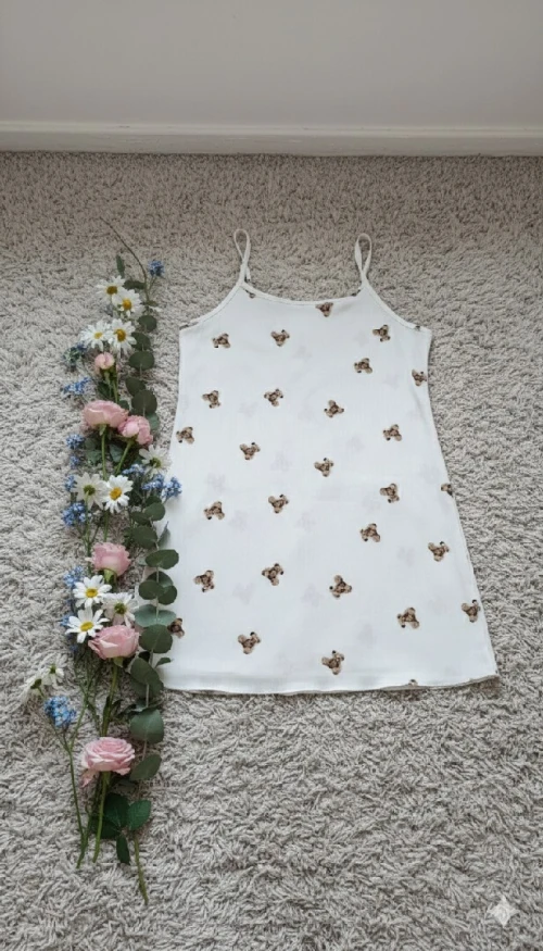 Ensemble busty & short, fond de robe courte