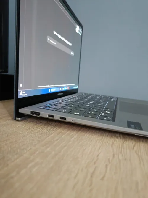 ASUS Zenbook S13 OLED  Ultra fin 1cm légér 1kg  16GB Ram 1TB SSD