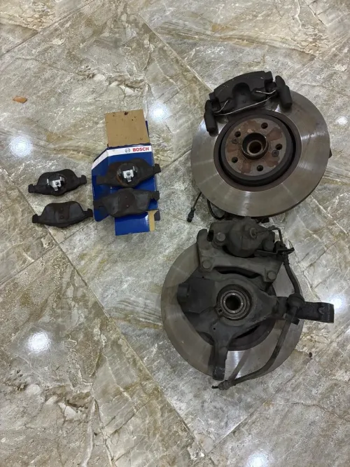 Plaquettes de freins et disques avec étriers et roulement avant de Renault Espace 4 (kit complet )