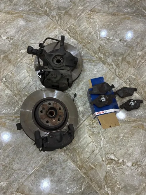 Plaquettes de freins et disques avec étriers et roulement avant de Renault Espace 4 (kit complet )