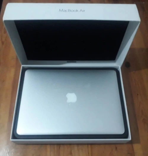 MACBOOK 