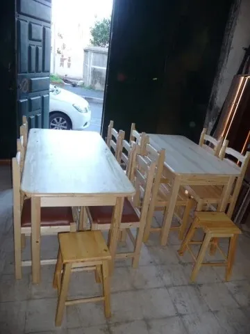 Des tables de cuisine.